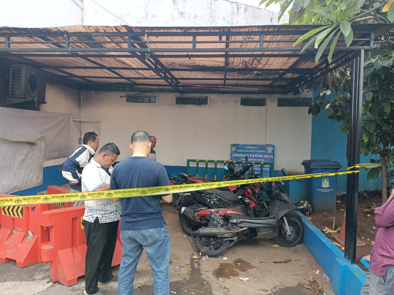 Kota Bekasi - Pos Pol Jatiasih digaris polisi usai dibekar oleh OTK, Senin (1/9/2025). Foto: Ist