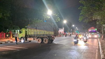 Kota Bekasi - Truk Tanah Diputar Balik Saat Melintas di Jalan Ahmad Yani, Kota Bekasi. Foto: Ist