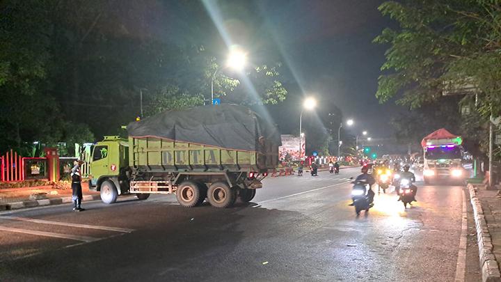Kota Bekasi - Truk Tanah Diputar Balik Saat Melintas di Jalan Ahmad Yani, Kota Bekasi. Foto: Ist