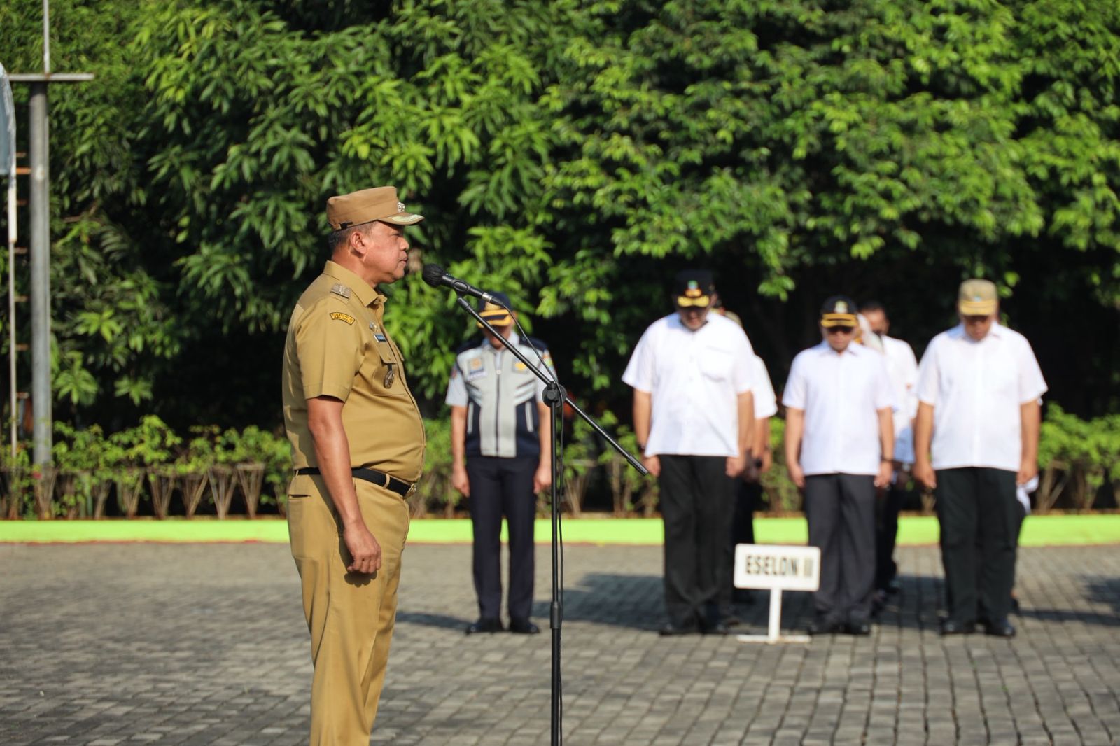 Kota Bekasi - Wali Kota Bekasi, Tri Adhianto memimpin apel pagi dan doakan Korban Kericuhan Unjuk Rasa, Senin (1/9/2025). Foto: Ist/Gobekasi.id.