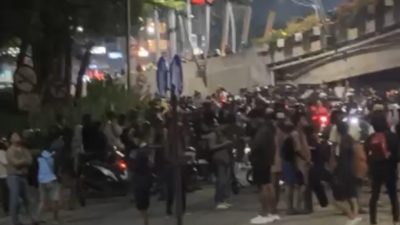 Kota Bekasi - Massa tak dikenal saat coba melakukan upaya penyerangan Mapolres Metro Bekasi Kota di kolong Summarecon Bekasi. Foto: Gobekasi.id.