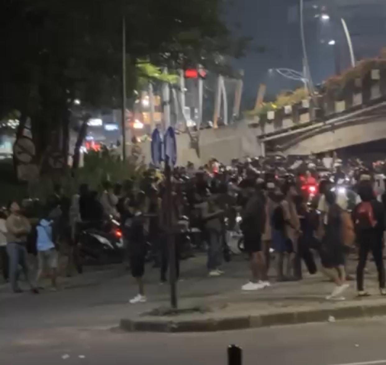 Kota Bekasi - Massa tak dikenal saat coba melakukan upaya penyerangan Mapolres Metro Bekasi Kota di kolong Summarecon Bekasi. Foto: Gobekasi.id.