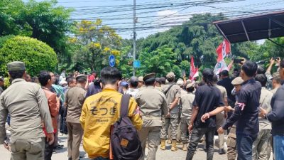 Kota Bekasi - Puluhan Mahasiswa melakukan aksi unjuk rasa dan membawa 8 tuntutan ke DPRD Kota Bekasi, Senin (1/9/2025). Foto: Ist/Gobekasi.id.