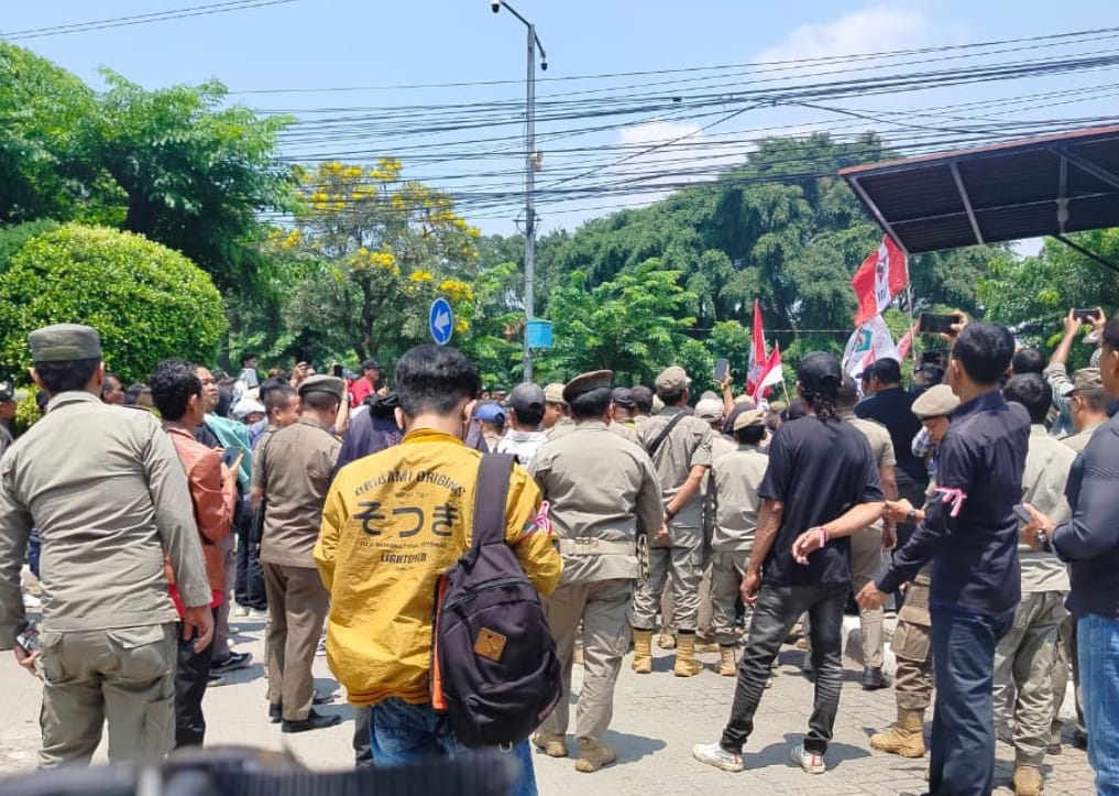 Kota Bekasi - Puluhan Mahasiswa melakukan aksi unjuk rasa dan membawa 8 tuntutan ke DPRD Kota Bekasi, Senin (1/9/2025). Foto: Ist/Gobekasi.id.