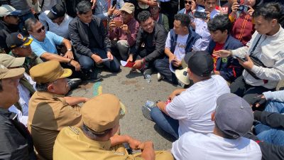 Kota Bekasi - Wali Kota Bekasi Tri Adhianto dan wakilnya Abdul Harris Bobihoe menerima langsung aspirasi mahasiswa saat aksi di Kantor DPRD Kota Bekasi, Senin (1/9/2025). Foto: Ist/Gobekasi.id.