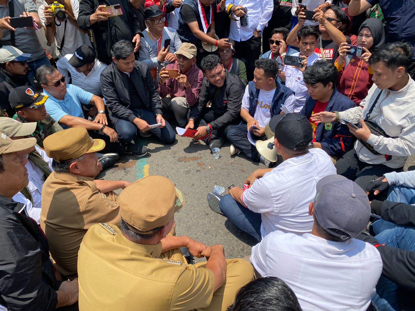 Kota Bekasi - Wali Kota Bekasi Tri Adhianto dan wakilnya Abdul Harris Bobihoe menerima langsung aspirasi mahasiswa saat aksi di Kantor DPRD Kota Bekasi, Senin (1/9/2025). Foto: Ist/Gobekasi.id.