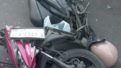 Kota Bekasi - Seorang mahasiswi, IV (19), tewas di tempat setelah sepeda motor yang dikendarainya menabrak truk Hino yang sedang terparkir di badan jalan, Senin (1/9/2025). Foto: Ist/Gobekasi.id.