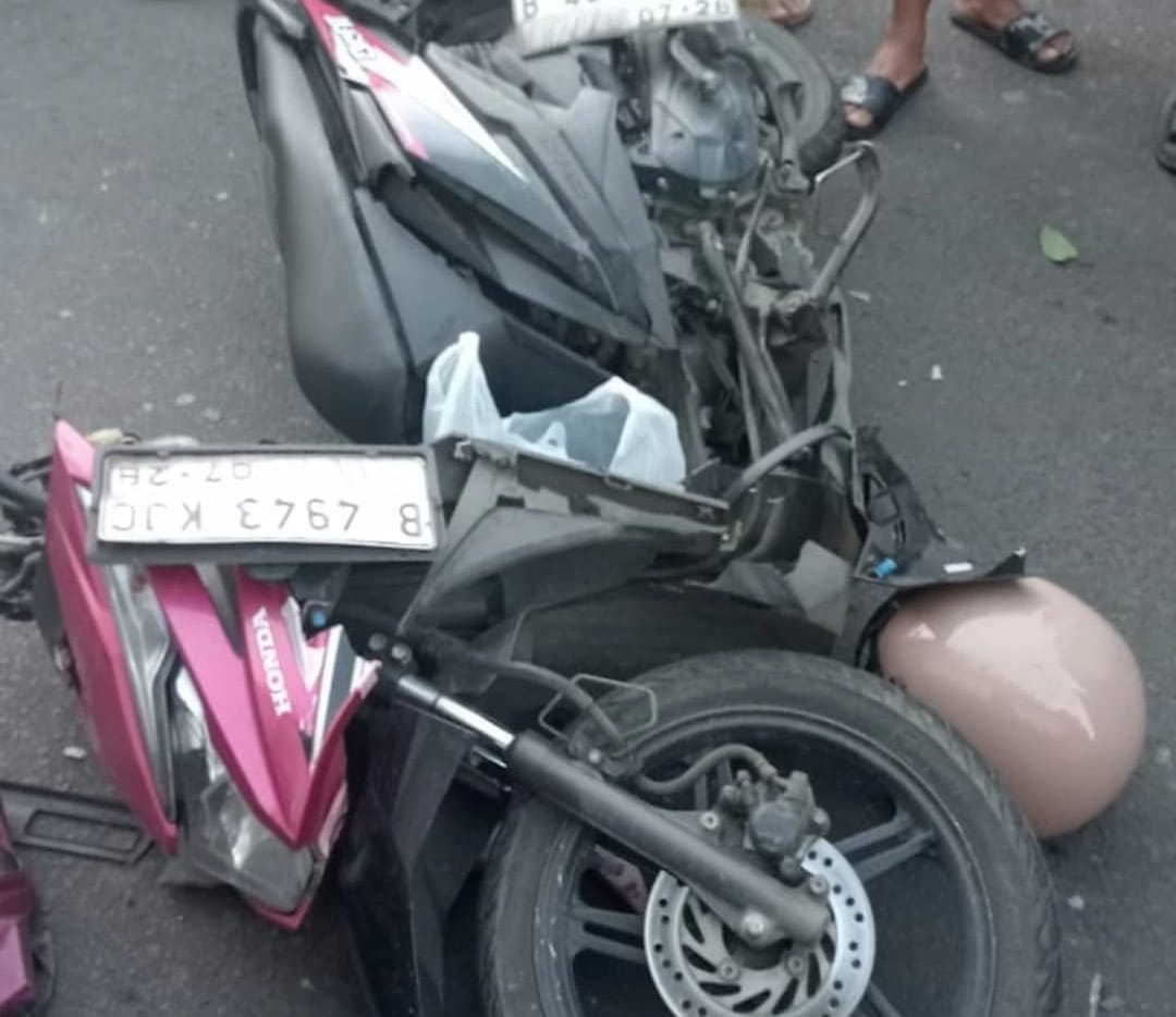 Kota Bekasi - Seorang mahasiswi, IV (19), tewas di tempat setelah sepeda motor yang dikendarainya menabrak truk Hino yang sedang terparkir di badan jalan, Senin (1/9/2025). Foto: Ist/Gobekasi.id.