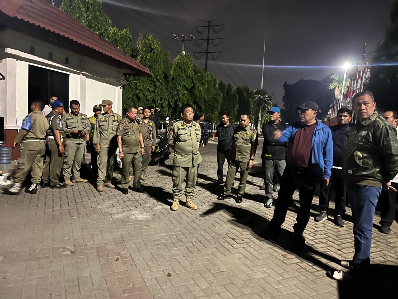 Kota Bekasi - Wali Kota Bekasi Tri Adhianto menunjau kesiapan aparat gabungan di Kantor DPRD menyusul adanya rencana aksi unjuk rasa BEM SI pada Selasa (2/9/2025). Foto: Ist/Gobekasi.id.