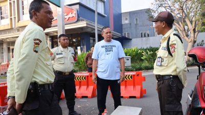 Kota Bekasi - Wali Kota Bekasi Tri Adhianto menyempatkan bertemu langsung Satpam Summarecon yang sigap saat kericuhan berlangsung pada Minggu (31/8/2025) malam lusa. Foto: Ist/Gobekasi.id.