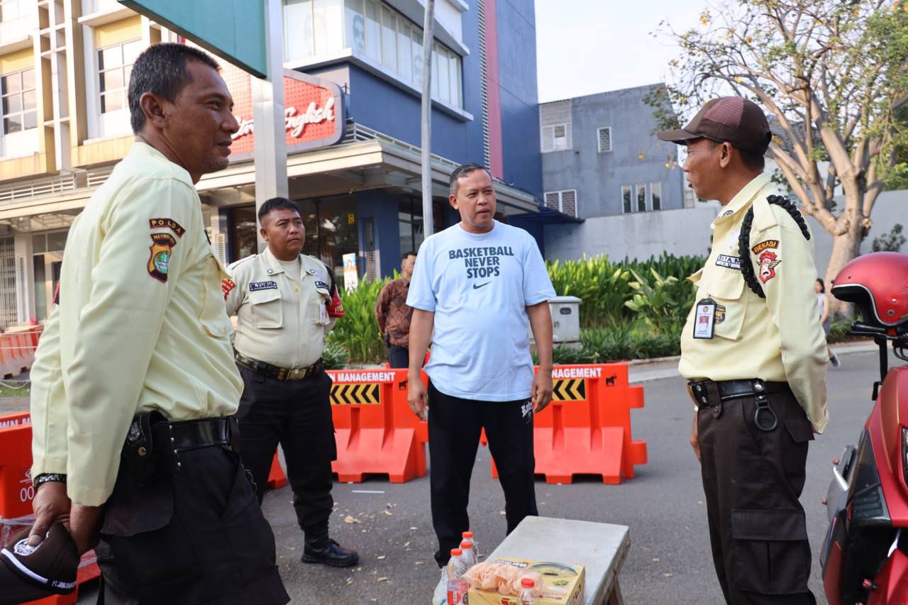 Kota Bekasi - Wali Kota Bekasi Tri Adhianto menyempatkan bertemu langsung Satpam Summarecon yang sigap saat kericuhan berlangsung pada Minggu (31/8/2025) malam lusa. Foto: Ist/Gobekasi.id.