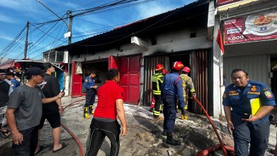 Kota Bekasi - Dinas Pemadam Kebakaran dan Penyelamatan Kota Bekasi memadamkan amukan api di toko sepeda listrik di Jalan Zamrud Selatan, F1 Nomor 5 RT 002 RW 021, Kelurahan Padurenan, Kecamatan Mustikajaya, Kota Bekasi, Rabu (3/9/2025). Foto: Ist/Gobekasi.id.