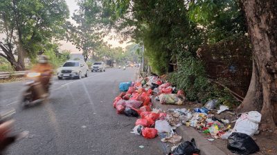 Kota Bekasi - Tumpukan sampah di Jalan H Nonon Sonthanie, Kelurahan Duren Jaya, Kecamatan Bekasi Timur, Kota Bekasi, Kamis pagi (4/9/2025). Foto: Septian/Gobekasi.id.
