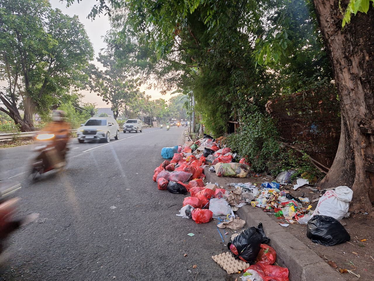 Kota Bekasi - Tumpukan sampah di Jalan H Nonon Sonthanie, Kelurahan Duren Jaya, Kecamatan Bekasi Timur, Kota Bekasi, Kamis pagi (4/9/2025). Foto: Septian/Gobekasi.id.