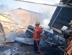 Kebakaran Pabrik Kardus di Mustikajaya Diduga Akibat Penjaga Ketiduran Usai Bakar Sampah