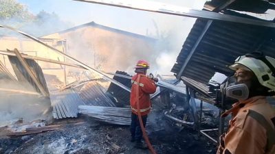 Kota Bekasi - Petugas damkar memadamkan api yang melalap bangunan pabrik kardus kemasan di Mustikajaya, Kota Bekasi, Kamis (4/9/2025). Septian/Gobekasi.id.