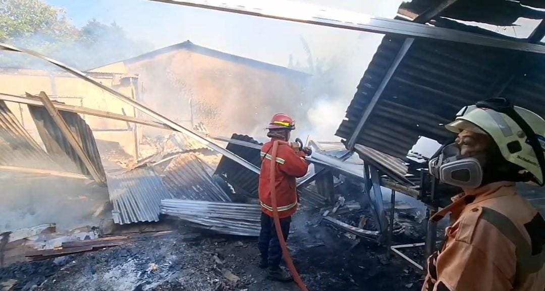 Kota Bekasi - Petugas damkar memadamkan api yang melalap bangunan pabrik kardus kemasan di Mustikajaya, Kota Bekasi, Kamis (4/9/2025). Septian/Gobekasi.id.