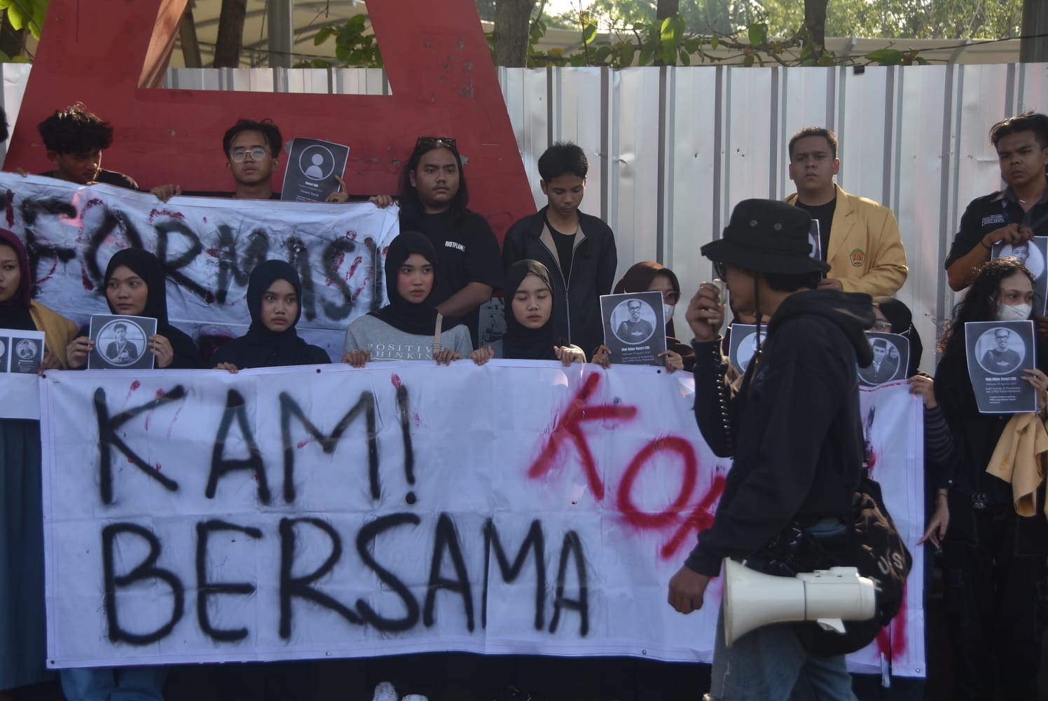 Kota Bekasi - BEM Universitas Bhayangkara menggelar aksi damai “September Hitam” di Landmark Kota Bekasi pada Kamis (4/9/2025) siang. Foto: Septian/Gobekasi.id.