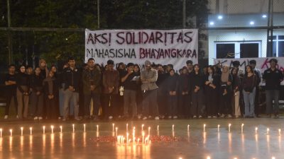 Kota Bekasi - Sejumlah mahasiswa Universitas Bhayangkara melakukan aksi menyalakan lilin untuk mengenang korban tewas saat aksi Agustus-September 2025 di Universitas Bhayangkara, Bekasi, Kamis (4/9/2025). Septian/Gobekasi.id