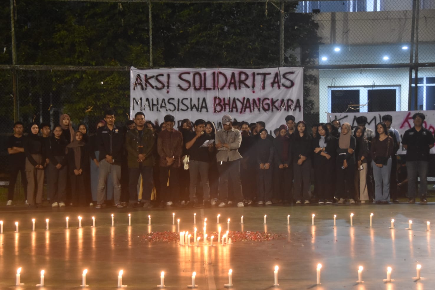 Kota Bekasi - Sejumlah mahasiswa Universitas Bhayangkara melakukan aksi menyalakan lilin untuk mengenang korban tewas saat aksi Agustus-September 2025 di Universitas Bhayangkara, Bekasi, Kamis (4/9/2025). Septian/Gobekasi.id
