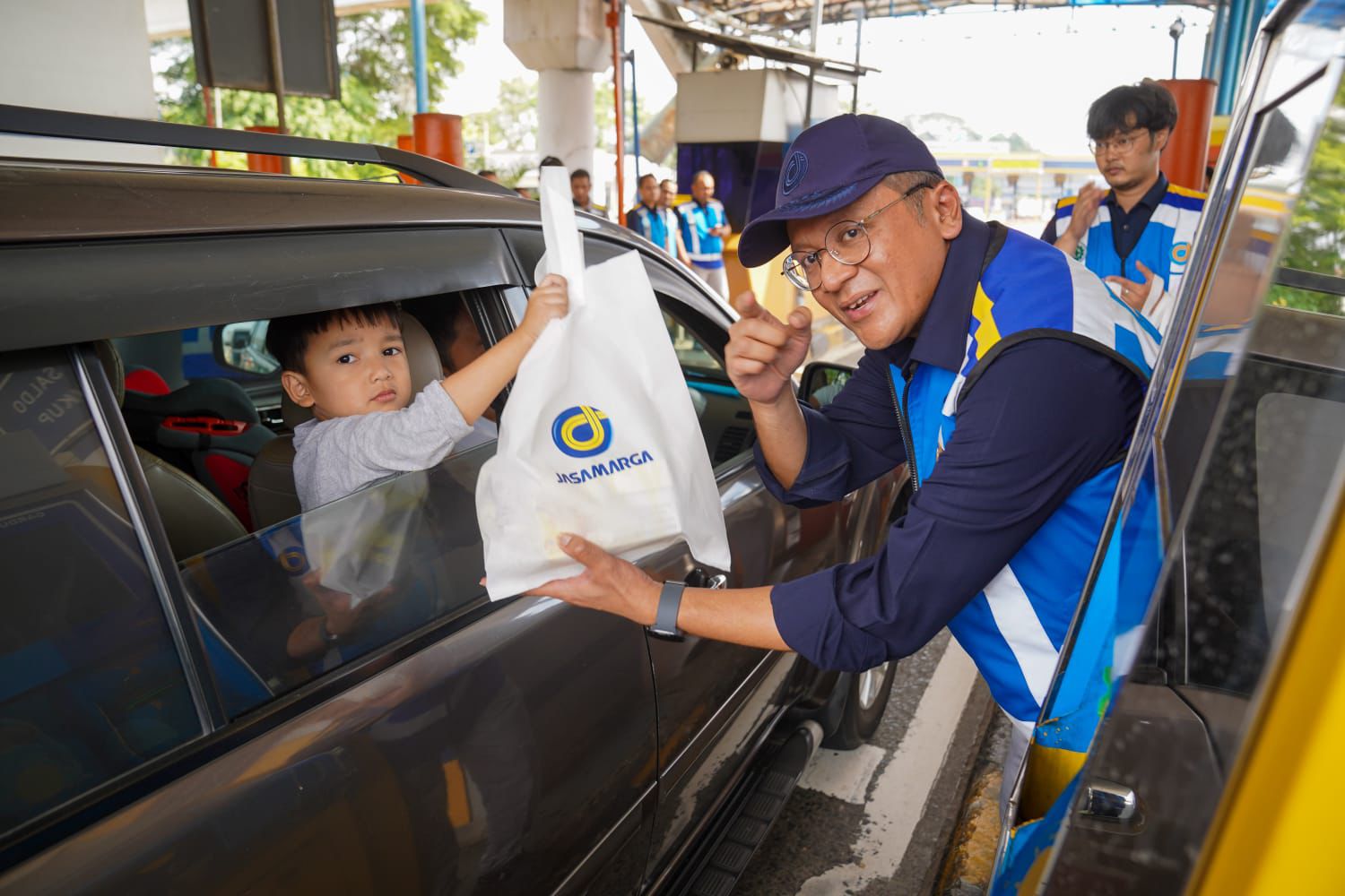 Bekasi - PT Jasa Marga (Persero) Tbk memperingati Hari Pelanggan Nasional 2025 dengan memberikan apresiasi kepada pengguna jalan tol di seluruh Jasa Marga Group, Jumat (4/9/2025). Foto: Ist/Gobekasi.id.