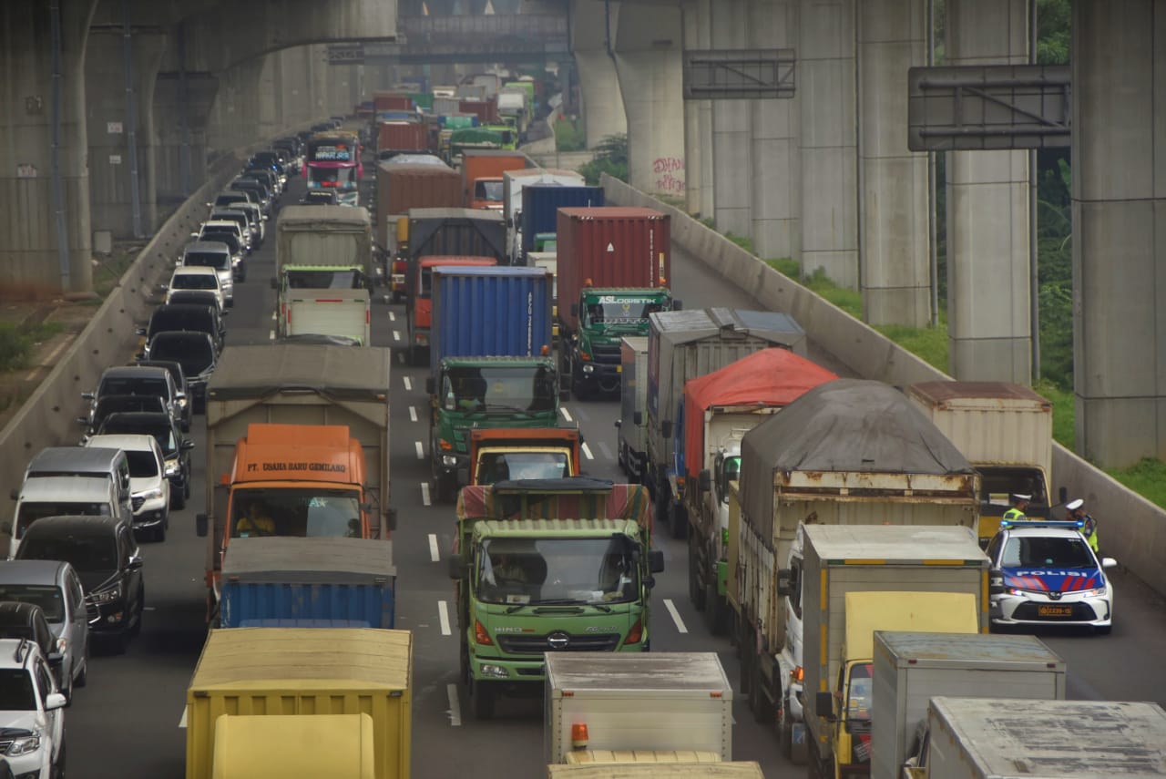 Kota Bekasi - Ilustrasi: Sejumlah kendaraan memadati Jalan Tol Jakarta-Cikampek di KM 17, Bekasi Timur, Kota Bekasi, belum lama ini. Septian/Gobekasi.id.