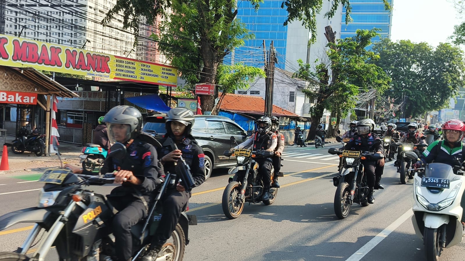 Kota Bekasi - Aparat gabungan dari TNI, Polri, dan Satpol PP menggelar patroli skala besar di Kota Bekasi pada Jumat (5/9/2025) sore. Foto: Ist/Gobekasi.id.