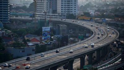 Kota Bekasi - ILUSTRASI: Sejumlah kendaraan melintas di ruas Tol Layang Jakarta-Cikampek, belum lama ini. PT Jasa Marga (Persero) Tbk mencatat sebanyak 364.506 kendaraan meninggalkan wilayah Jabotabek pada periode libur Maulid Nabi Muhammad SAW 1447 H/2025, terhitung sejak Kamis (4/9/2025) hingga Sabtu (6/9/2025) pukul 06.00 WIB. Septian/Gobekasi.id