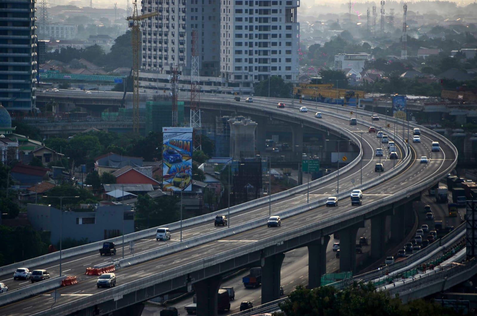 Kota Bekasi - ILUSTRASI: Sejumlah kendaraan melintas di ruas Tol Layang Jakarta-Cikampek, belum lama ini. PT Jasa Marga (Persero) Tbk mencatat sebanyak 364.506 kendaraan meninggalkan wilayah Jabotabek pada periode libur Maulid Nabi Muhammad SAW 1447 H/2025, terhitung sejak Kamis (4/9/2025) hingga Sabtu (6/9/2025) pukul 06.00 WIB. Septian/Gobekasi.id