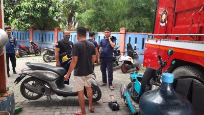 Kota Bekasi - Dua Wanita warga Kota Bekasi meminta petugas Damkar membetulkan sepeda motornya yang rusak akibat kecelakaan. Foto: Ist/Gobekasi.id.