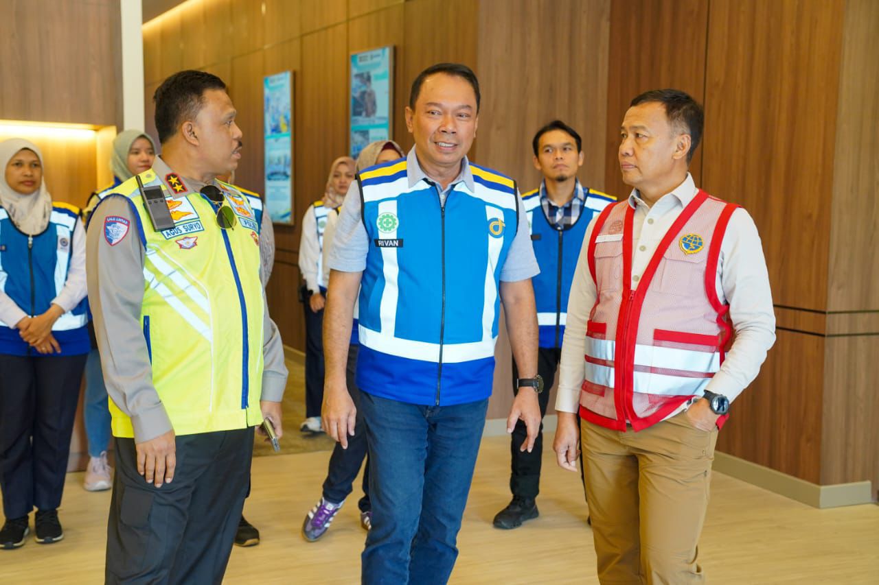 Bekasi - Direktur Utama Jasa Marga, Rivan Achmad Purwantono memantau arus balik libur maulid di sejumlah Gerbang Tol. Foto: Ist/Gobekasi.id.