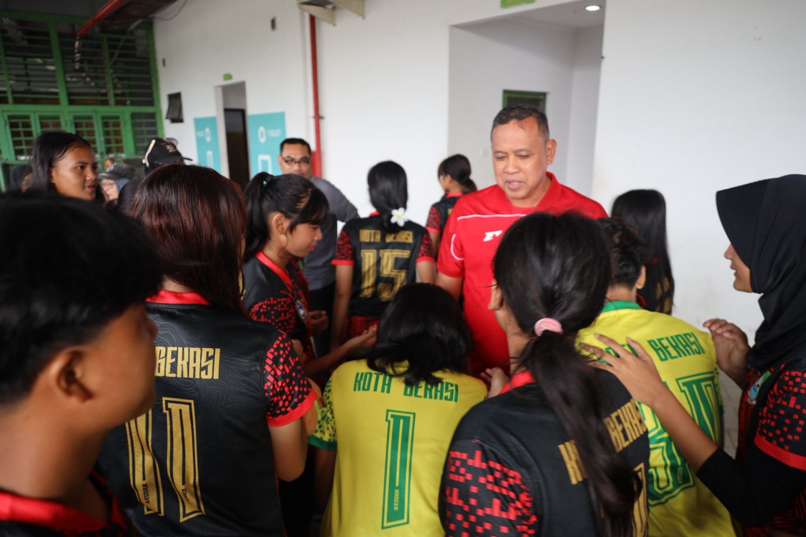 Kota Bekasi - Atlet Sepak Bola Putri meminta dukungan Wali Kota Bekasi dalam BK Porprov Jabar 2026. Foto: Ist/Gobekasi.id.