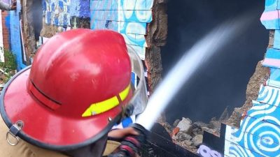 Kota Bekasi - Petugas Disdamkarmat Kota Bekasi memadamkan kobaran api di gedung serbaguna Bekasi Utara akibat petasan, Minggu (7/9/2025). Foto: Septian/Gobekasi.id.