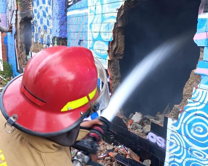 Kota Bekasi - Petugas Disdamkarmat Kota Bekasi memadamkan kobaran api di gedung serbaguna Bekasi Utara akibat petasan, Minggu (7/9/2025). Foto: Septian/Gobekasi.id.