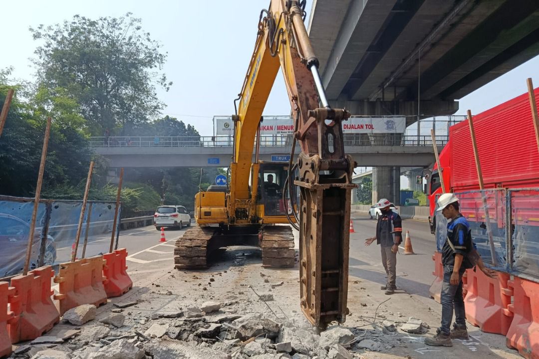 Bekasi - PT Jasamarga Transjawa Tol (JTT) kembali melakukan pekerjaan pemeliharaan di Ruas Jalan Tol Jakarta–Cikampek. Foto: Ist/Gobekasi.id.