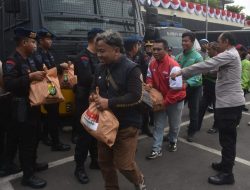 Polres Metro Bekasi Kota Bagikan 210 Paket Sembako untuk Ojol, Bentuk Empati di Tengah Lesunya Aktivitas