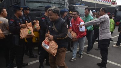Polres Metro Bekasi Kota Bagikan 210 Paket Sembako untuk Ojol, Bentuk Empati di Tengah Lesunya Aktivitas