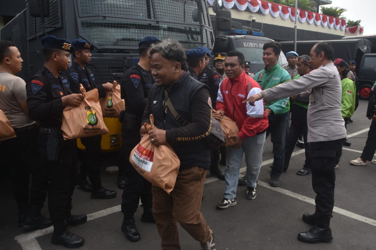Kota Bekasi - Polres Metro Bekasi Kota memberikan ratusan paket Sembako kepada para pengemudi ojek online, Senin (8/9/2025). Foto: Ist/Gobekasi.id.
