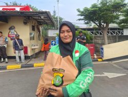 Cerita Ojol Wanita di Bekasi Bersyukur Terima Paket Sembako dari Polisi