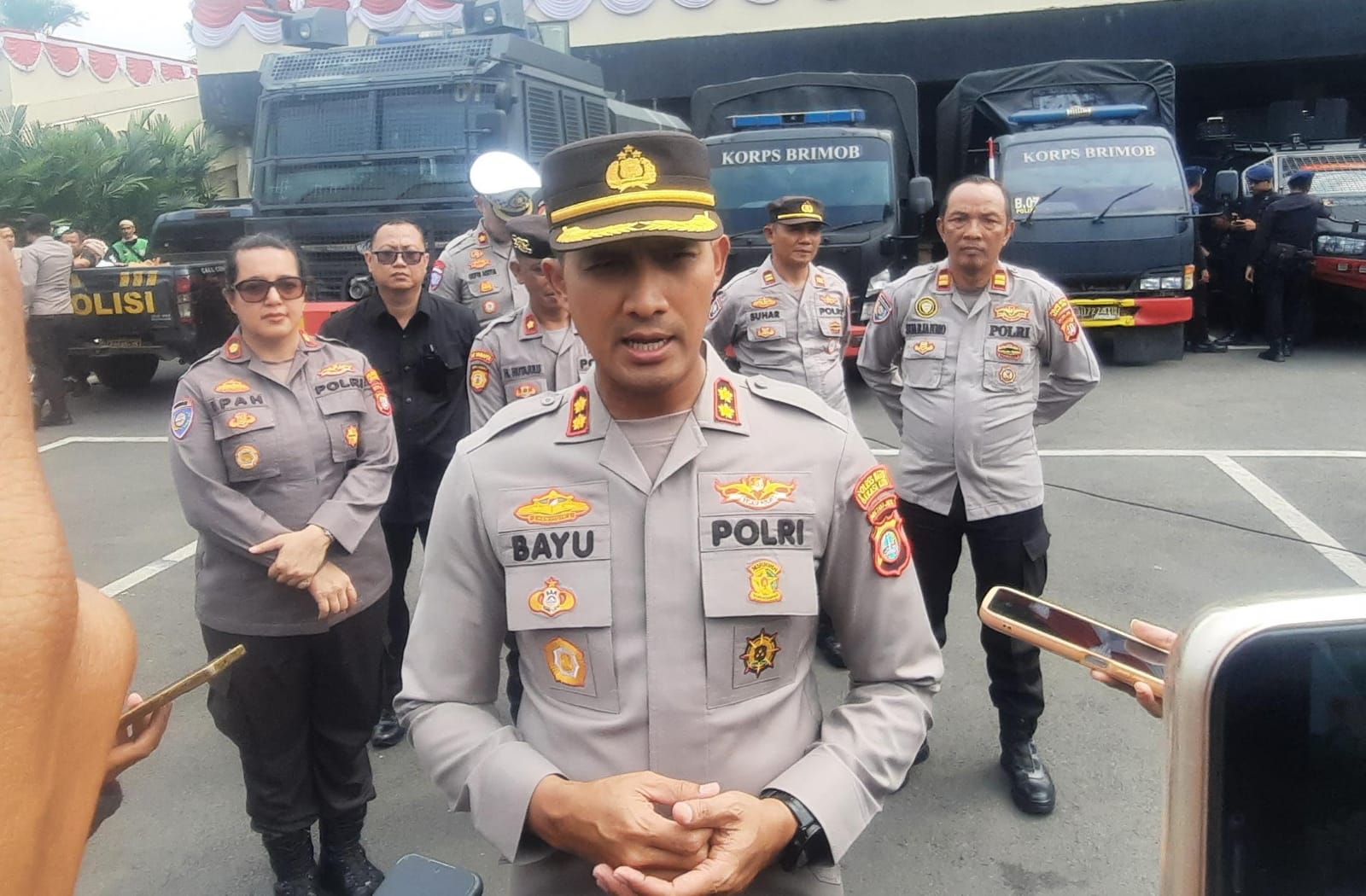 Kota Bekasi - Wakapolres Metro Bekasi Kota, AKBP Bayu Pratama Gubunagi saat diminta keterangan soal fasilitas POlri yang rusak akibat kerusuhan yang terjadi beberapa waktu lalu, Senin (8/9/2025). Foto: Septian/Gobekasi.id.