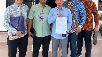 Bekasi - Korban dugaan penggelapan dan penipuan oleh Ketua Kadin Kota Bekasi Budiono, didampingi tim kuasa hukum Yoga Gumilar dan patner menunjukan surat laporan saat ditemui di Kantornya, Senin (8/9/2025). Foto: Ist/Gobekasi.id.