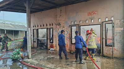 Kabupaten Bekasi - Disdamkarmat Kabupaten Bekasi saat berhasil menjinakan amukan api di gudang perabotan, Babelan, Kabupaten Bekasi, Selasa (9/9/2025). Foto: Ist/Gobekasi.id.