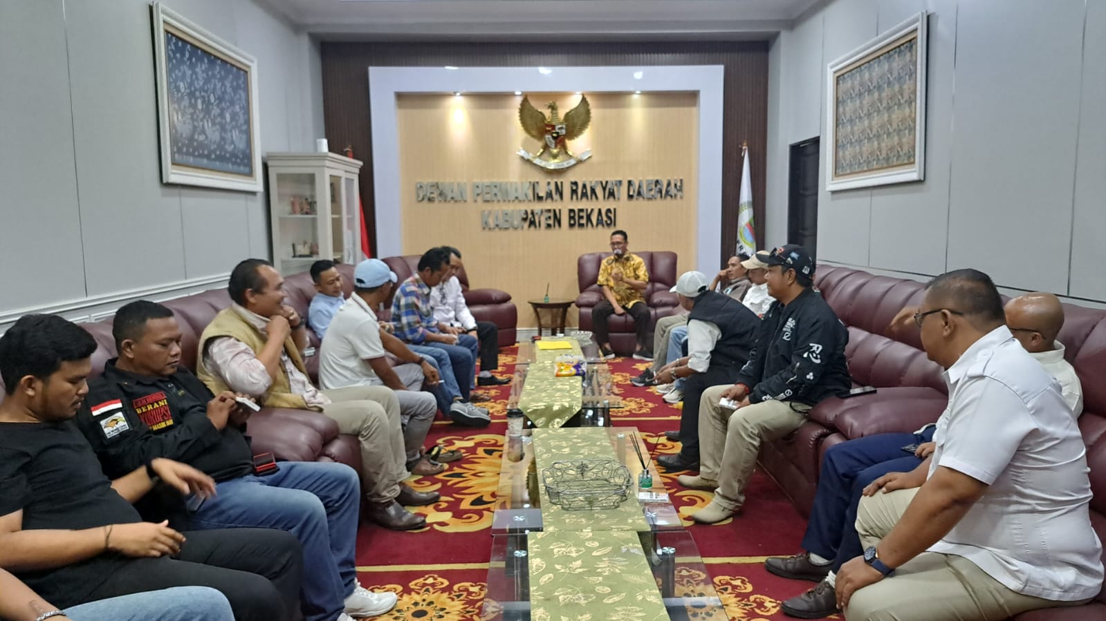 Kabupaten Bekasi - Koalisi Masyarakat Sipil Kabupaten Bekasi saat beraudensi dengan Ketua DPRD Kabupaten Bekasi, Ade Sukron. Foto: Ist
