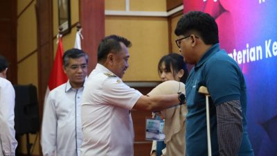 Kota Bekasi - Wakil Wali Kota Bekasi, Abdul Harris Bobihoe saat mendampingi Menteri Ketenagakerjaan RI Yassierli menyapa penyandang disabilitas dan lansia dalam pelatihan kewirausahaan di Cevest BPKK Bekasi, Rabu (10/9/2025). Foto: Ist/Gobekasi.id.
