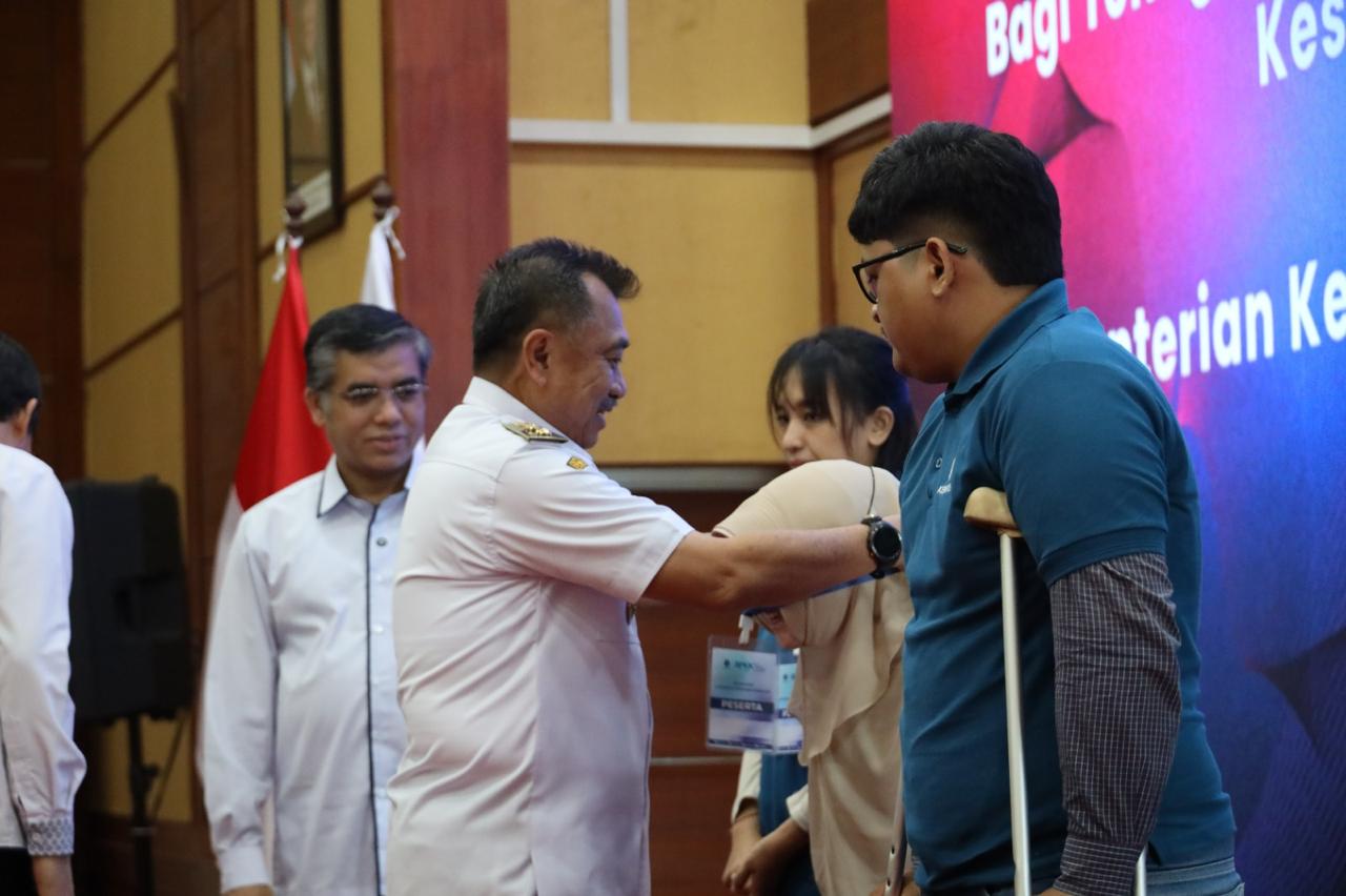 Kota Bekasi - Wakil Wali Kota Bekasi, Abdul Harris Bobihoe saat mendampingi Menteri Ketenagakerjaan RI Yassierli menyapa penyandang disabilitas dan lansia dalam pelatihan kewirausahaan di Cevest BPKK Bekasi, Rabu (10/9/2025). Foto: Ist/Gobekasi.id.