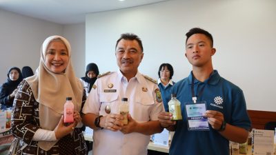 Kota Bekasi - Wakil Wali Kota Bekasi Abdul Harris Bobihoe saat meyapa dan membeli produk UMKM milik Disabilitas dan Lansia, Rabu (10/9/2025). Foto: Ist/Gobekasi.id.