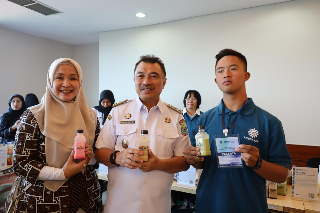 Kota Bekasi - Wakil Wali Kota Bekasi Abdul Harris Bobihoe saat meyapa dan membeli produk UMKM milik Disabilitas dan Lansia, Rabu (10/9/2025). Foto: Ist/Gobekasi.id.