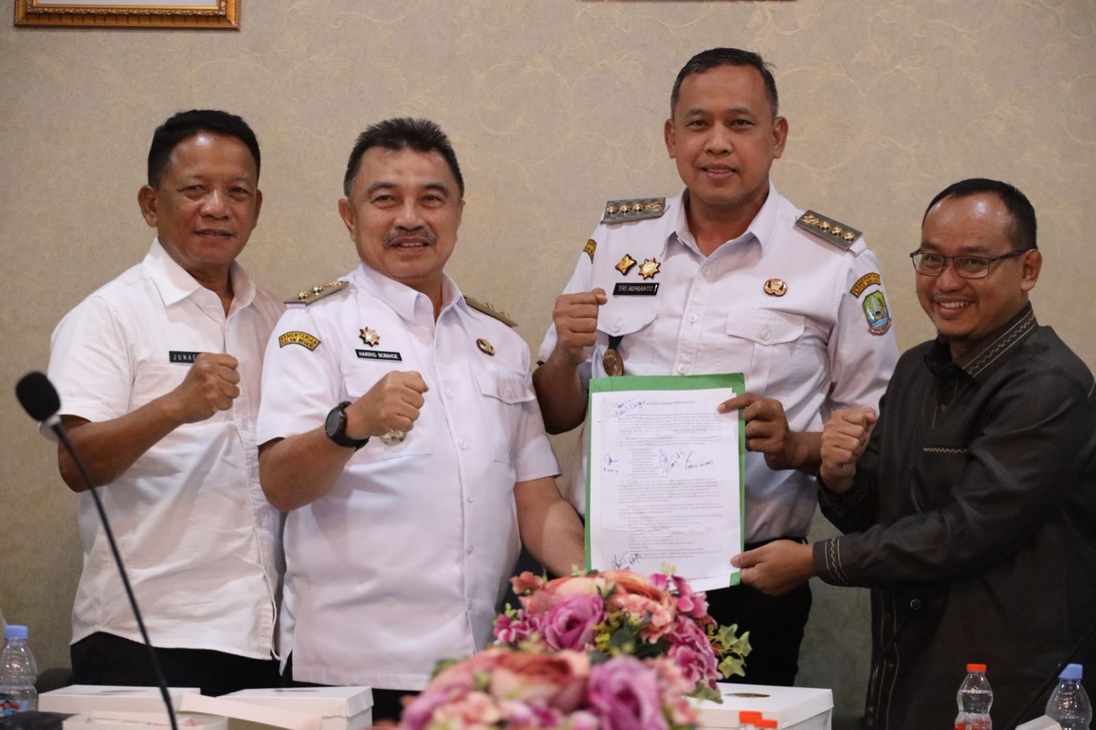 Kota Bekasi - Wali dan Wakil Wali Kota Bekasi, Tri Adhianto-Harris Bobihoe bersama Sekretaris Daerah, Junaedi dan Ketua DPRD, Sardi Effendi. Foto: Ist/Gobekasi.id.
