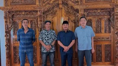Kabupaten Bekasi - Bupati Bekasi Ade Kuswara Kunang bersama Slamet Bambang Waluyo dan Wiwin Zaini Miftah, yang di PHK sepihak oleh PT Yamaha Music Manufacturing Asia (YMMA), Bupati Ade meminta Kementerian Ketenagakerjaan (Kemenaker) memfasilitasi agar PT YMMA segera menjalankan putusan PHI dengan mempekerjakan kembali dua pekerja tersebut. Foto: Ist/Gobekasi.id.