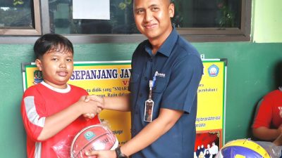 Kota Bekasi -Dalam rangka memperingati Hari Olahraga Nasional (Haornas) 2025, PT Jasamarga Transjawa Tol (JTT) menggelar aksi sosial dengan menyalurkan bantuan perlengkapan olahraga untuk SDN Sepanjang Jaya IV, Kota Bekasi, Selasa (9/9/2025). Foto: Ist/Gobekasi.id.